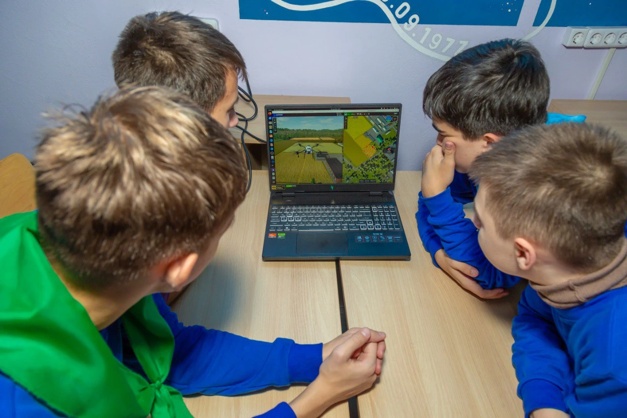  Опыт будущего: школьники знакомятся с новыми профессиями цифровой экономики на профориентационной смене в «Орленке»